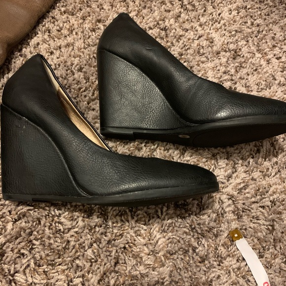 BCBG  heels - Picture 2 of 7